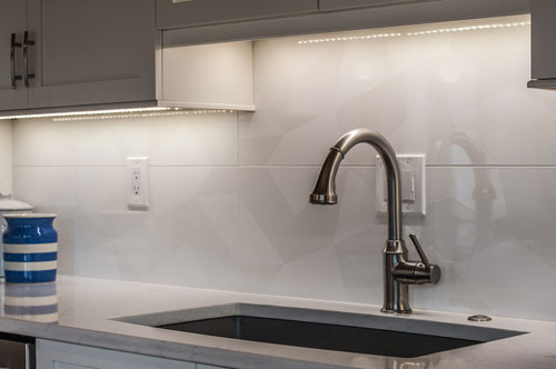 Large scale tile backsplash