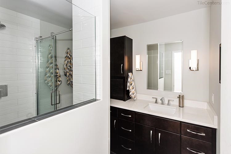 Frameless shower with white subway tile