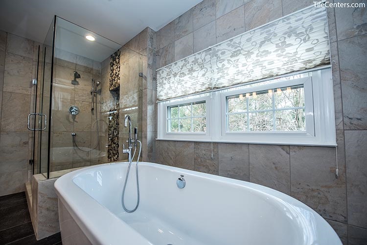 Freestanding Bathtub with Chrome Faucets