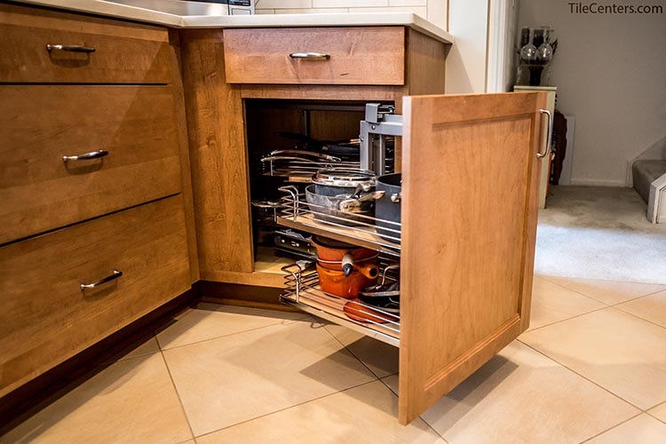 Corner pull out kitchen shelf