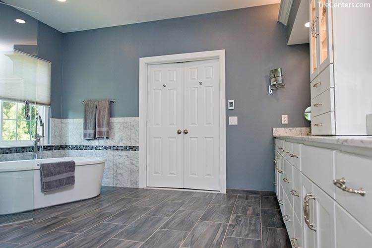 Freestanding bathtub with Villeroy & Boch grey porcelain floor tile