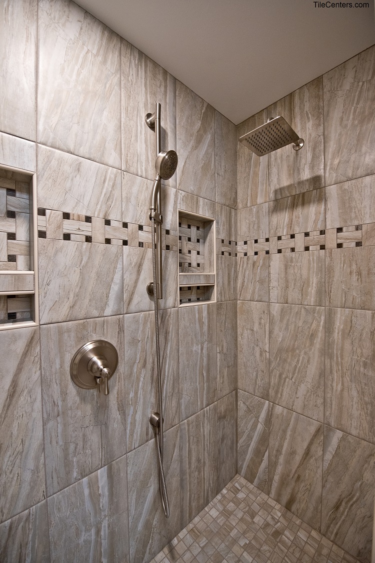 Standing Shower with Niche